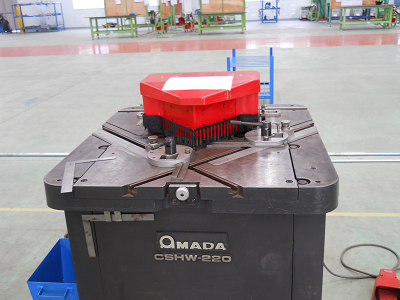 AMADA CSHW-220 untuk pemotongan sudut di fasilitas Toyotomo
