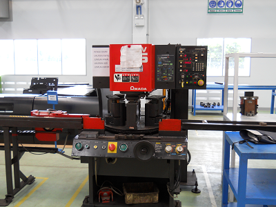 AMADA IW-45II untuk pengerjaan logam di fasilitas Toyotomo