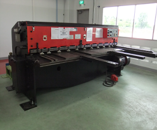 AMADA M2560 untuk pemotongan pelat di fasilitas Toyotomo