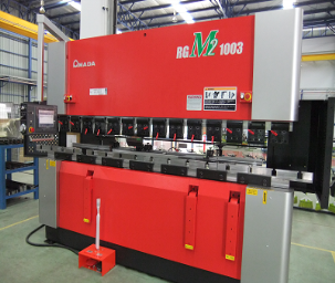 AMADA RG100S untuk pembengkokan pelat di fasilitas Toyotomo