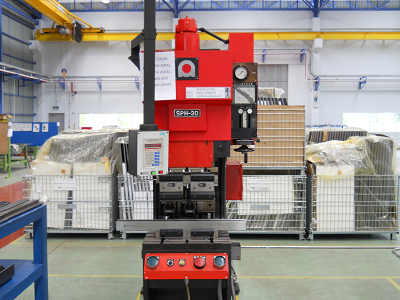 AMADA RG30C untuk pembengkokan pelat di fasilitas Toyotomo