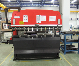 AMADA RG80 untuk pembengkokan pelat di fasilitas Toyotomo