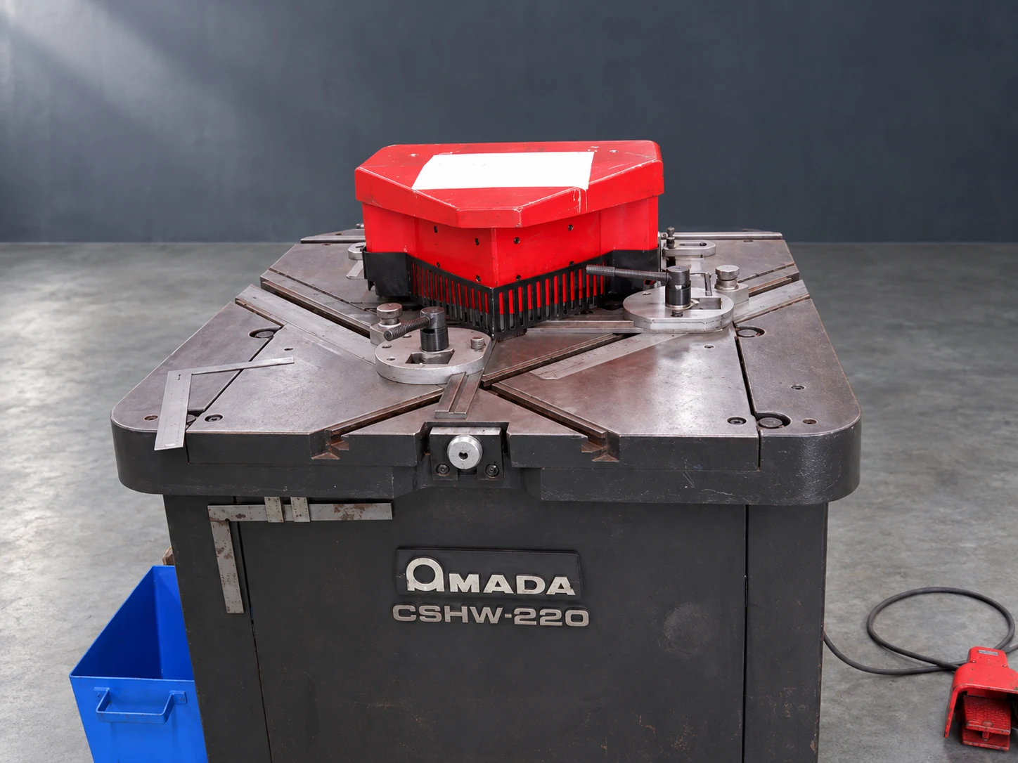 AMADA CSHW-220 untuk pemotongan sudut di fasilitas Toyotomo