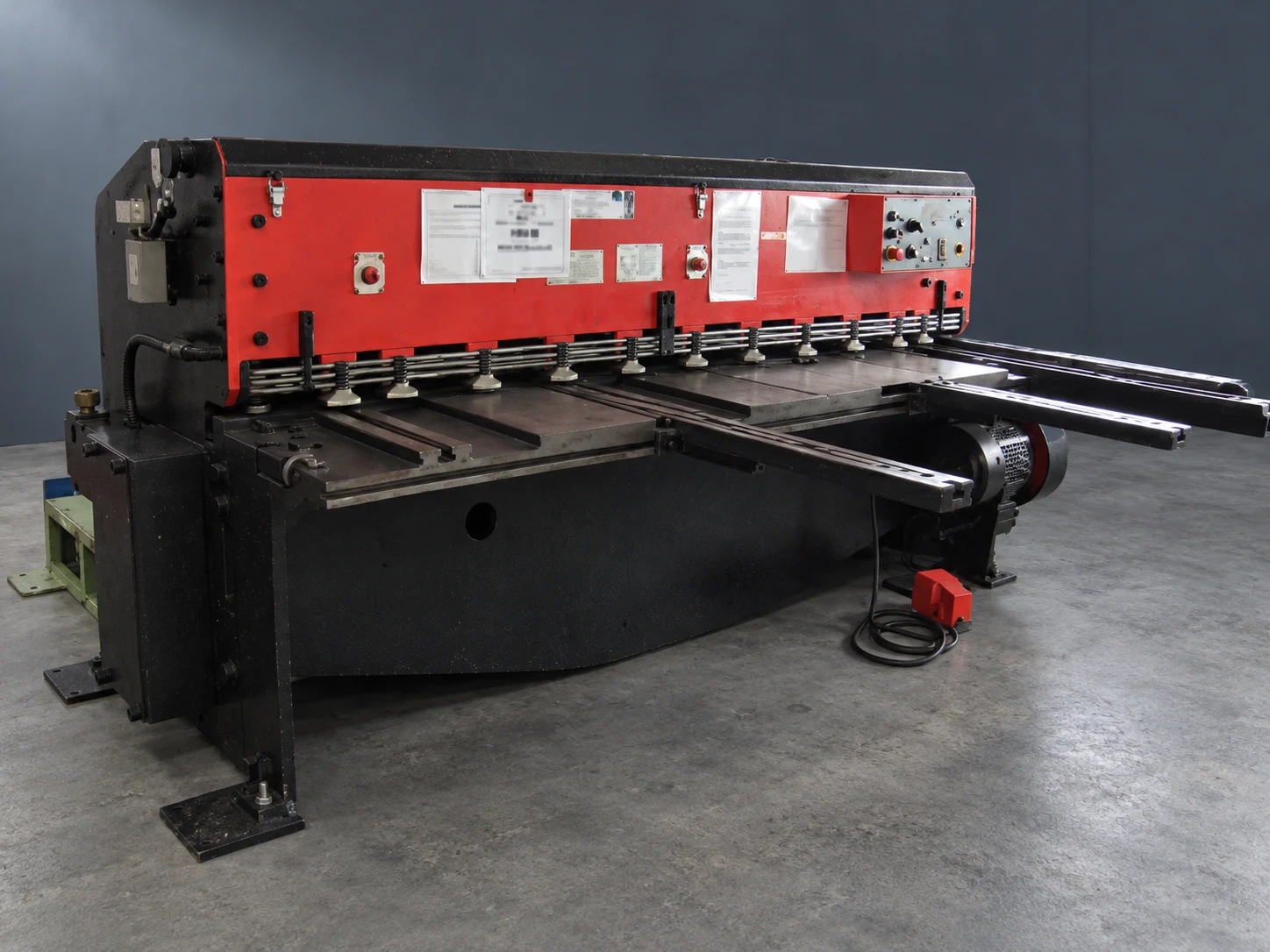 AMADA M2560 untuk pemotongan pelat di fasilitas Toyotomo