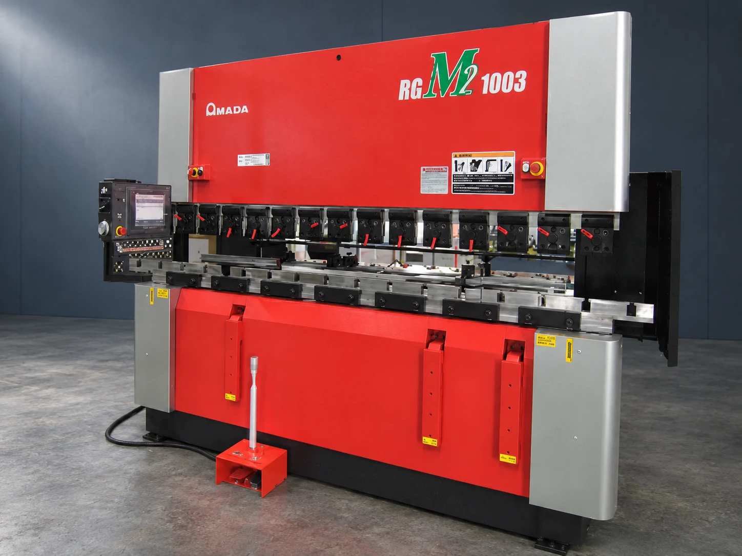 AMADA RG100S untuk pembengkokan pelat di fasilitas Toyotomo