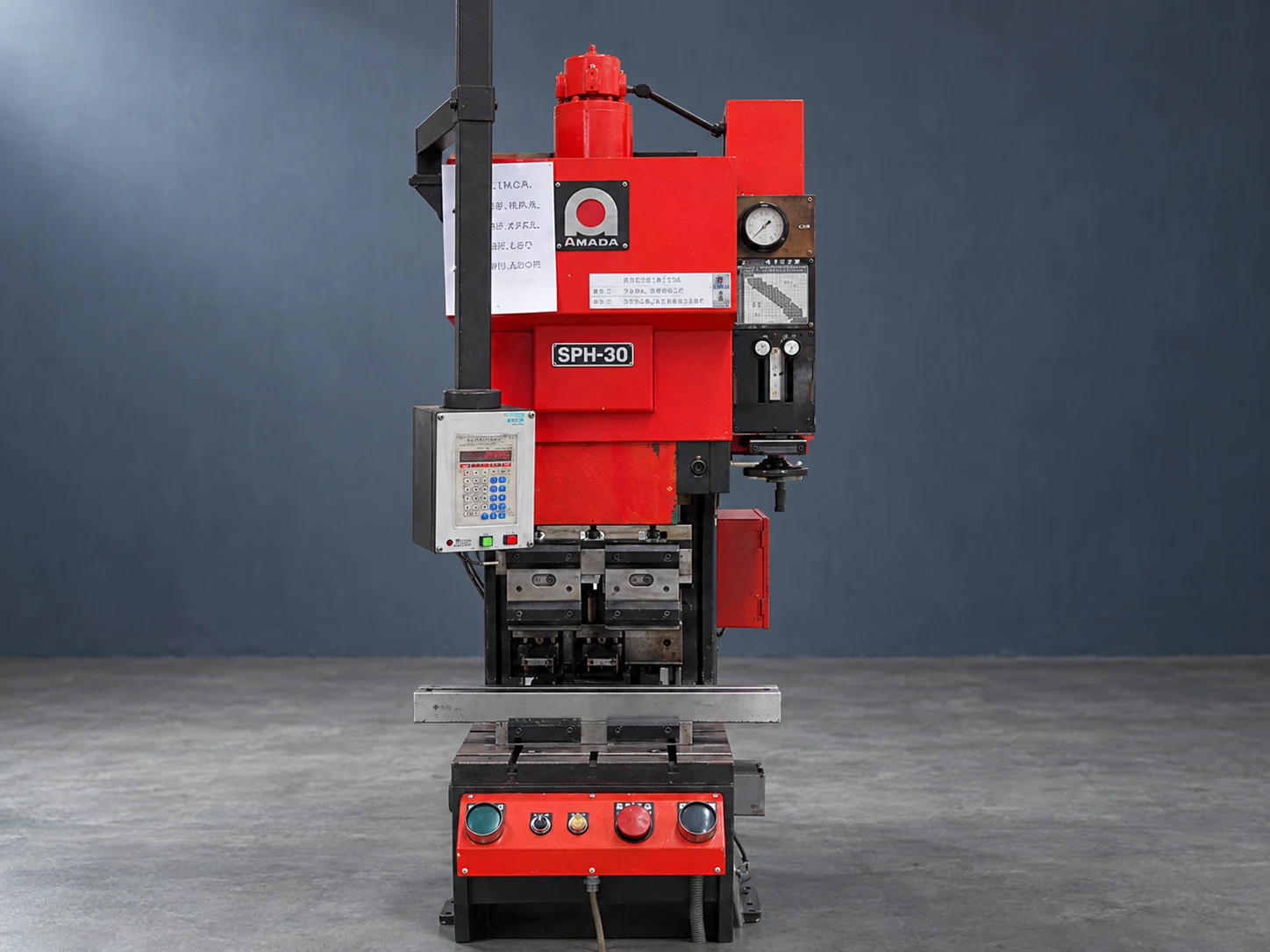 AMADA RG30C untuk pembengkokan pelat di fasilitas Toyotomo