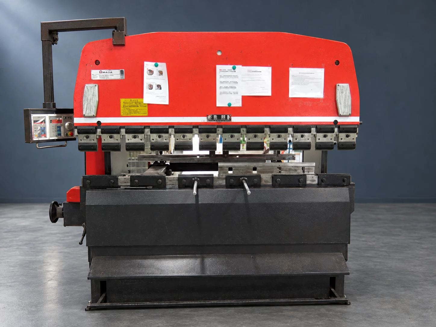 AMADA RG80 untuk pembengkokan pelat di fasilitas Toyotomo