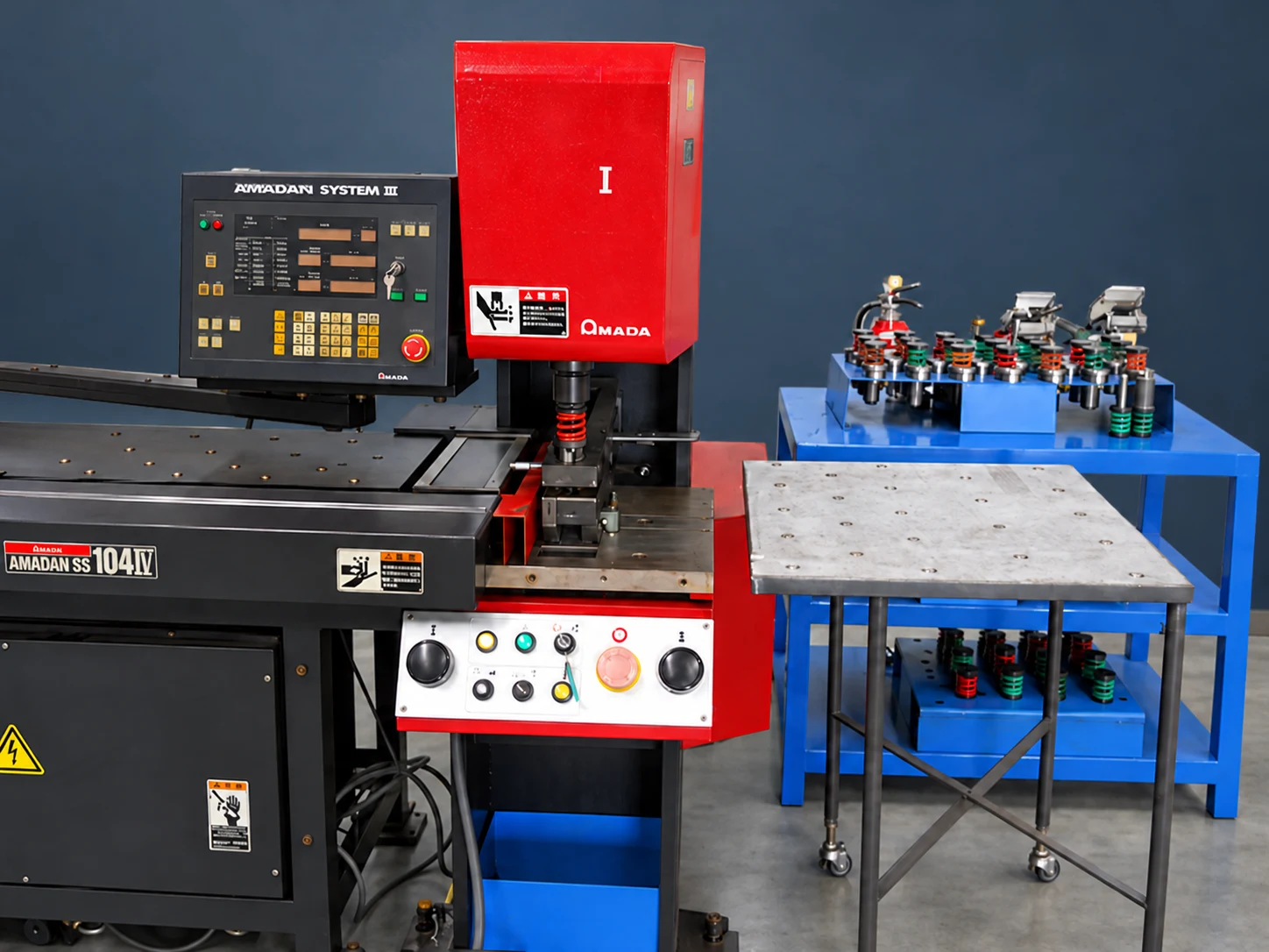 AMADA SS104IV untuk pengepresan di fasilitas Toyotomo