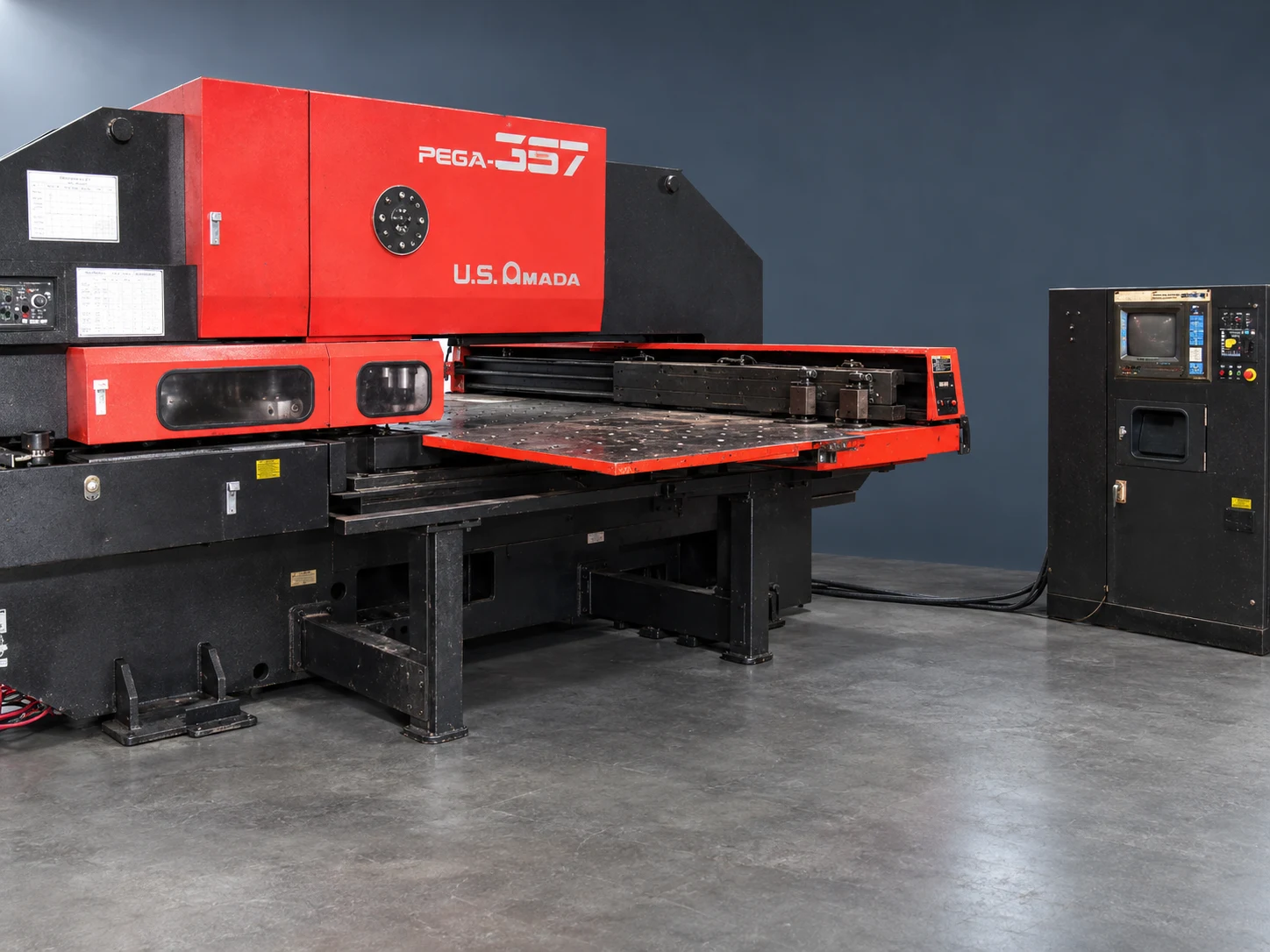 AMADA PAGA357 untuk pelubangan turret di fasilitas Toyotomo