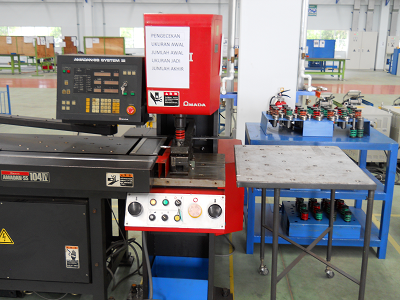 AMADA SS104IV untuk pengepresan di fasilitas Toyotomo